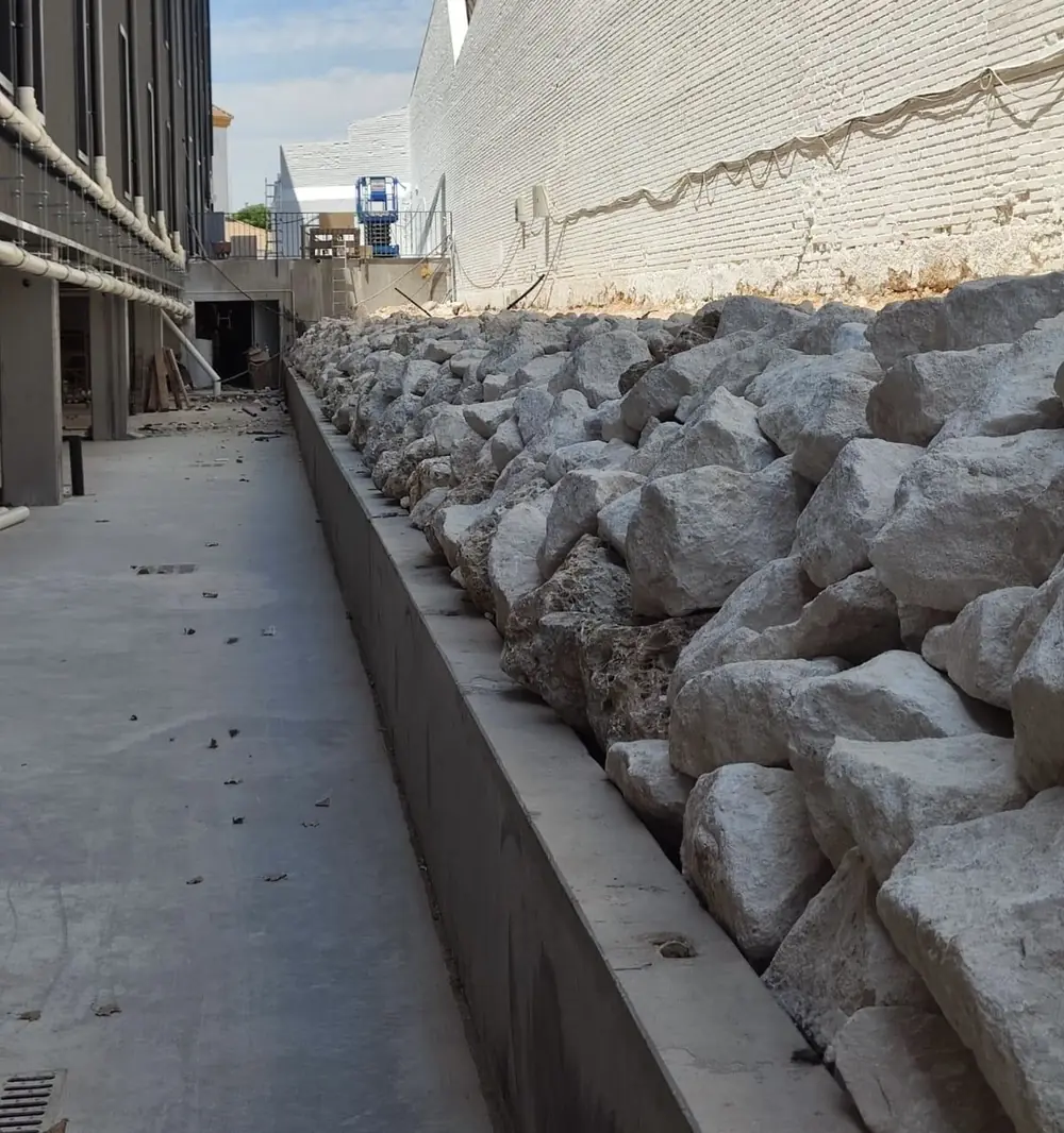 Escollera de piedra caliza en obra